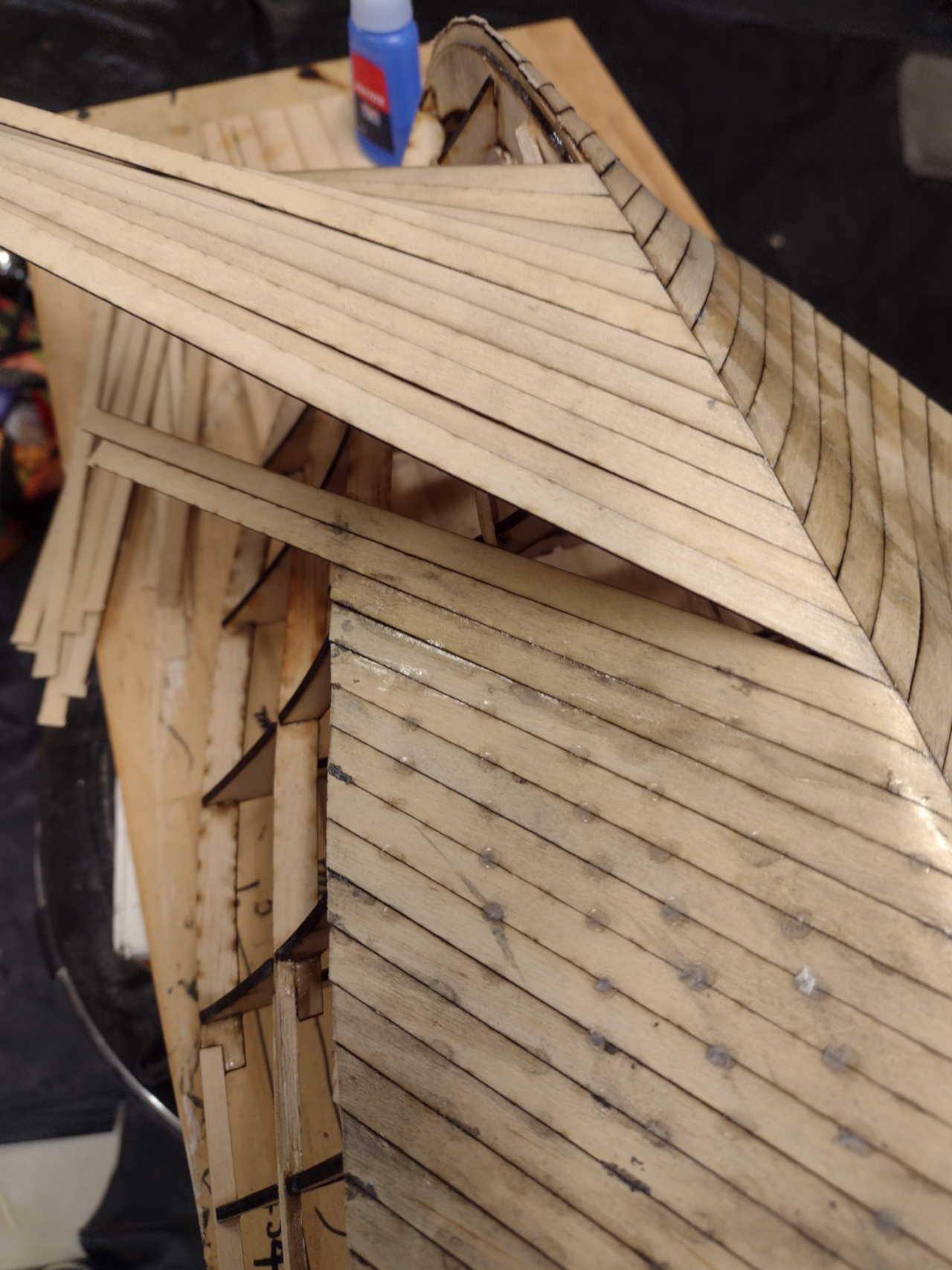 Planking the curved bottom is a pain - John Drain's Model PT-Boat Site