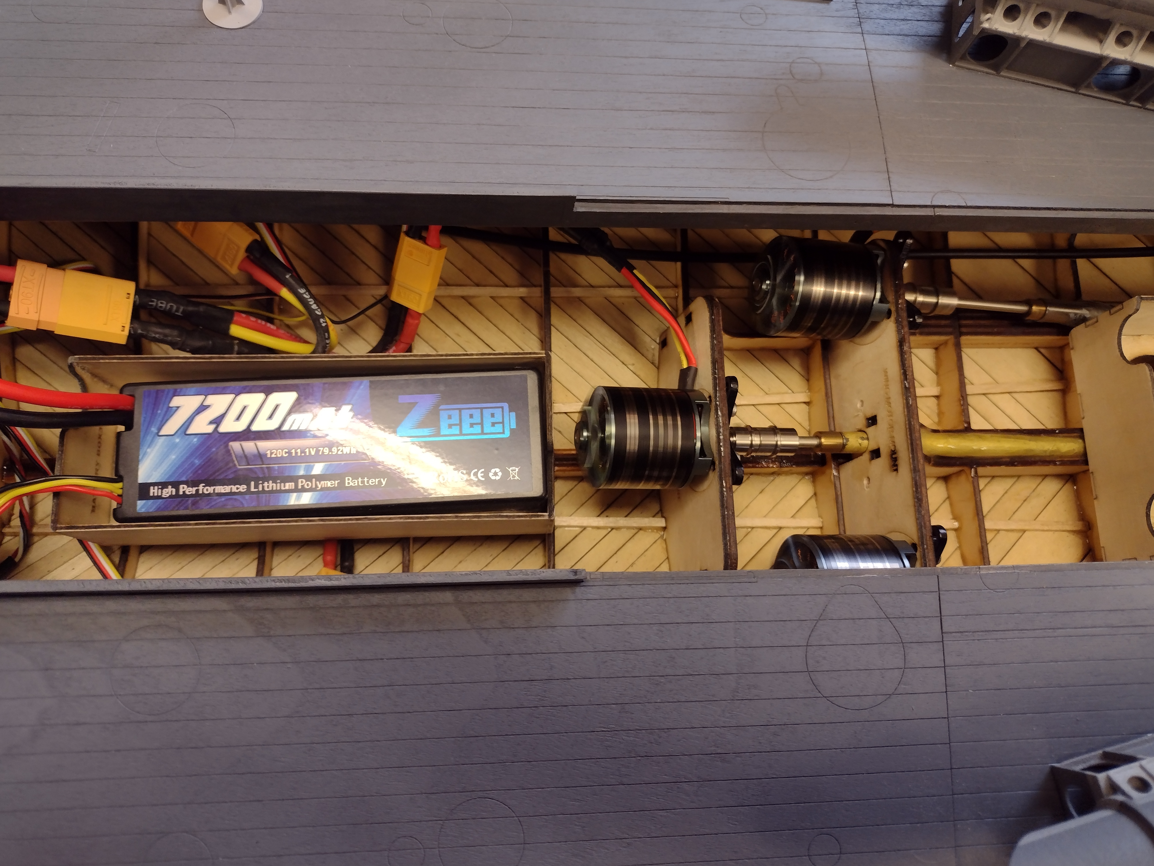 New battery box and all tidied up. - John Drain's Model PT-Boat Site